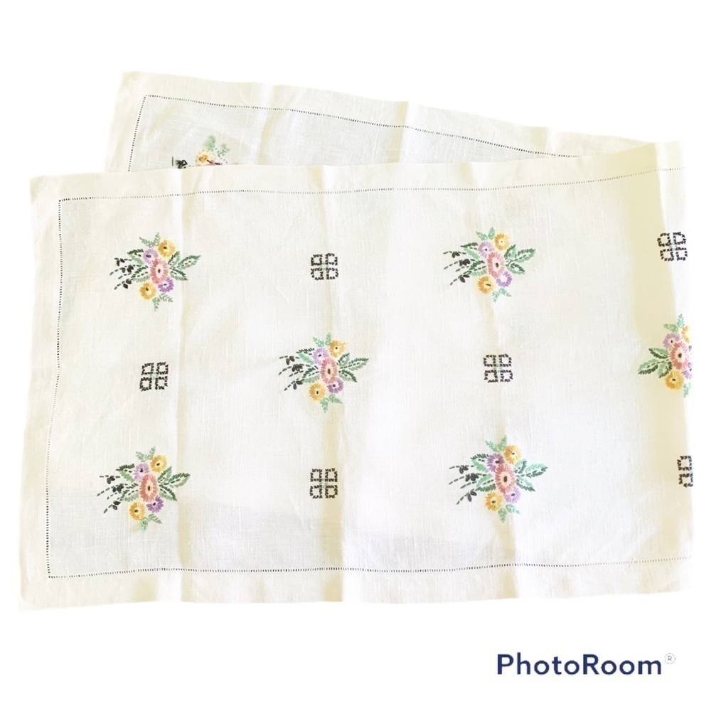 𝅺VINTAGE Needlepoint Table Cloth Runner - Picture 2 of 6